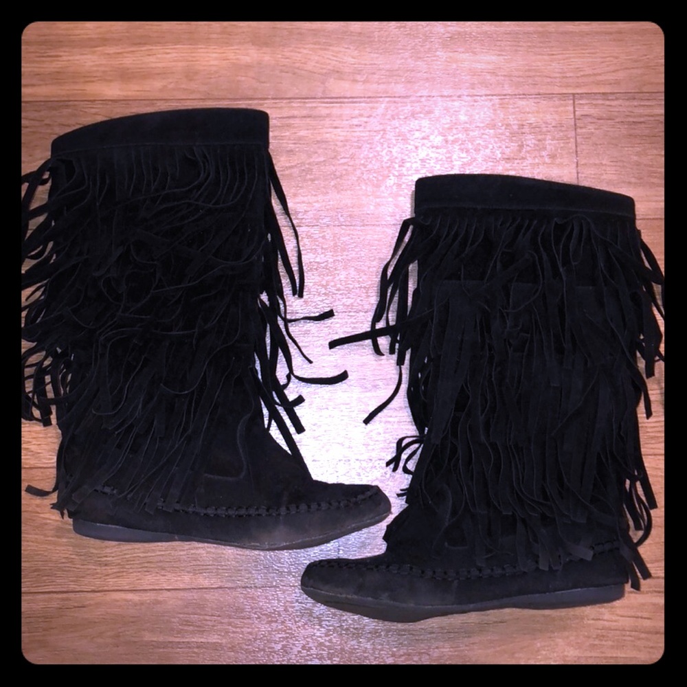 Black Fringe Moccasin Boots easy to get on Size 9.